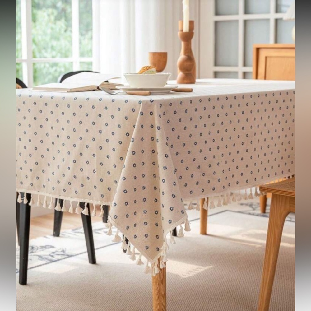 NEW Daisy Patterned Tassel Tablecloth 90x90
